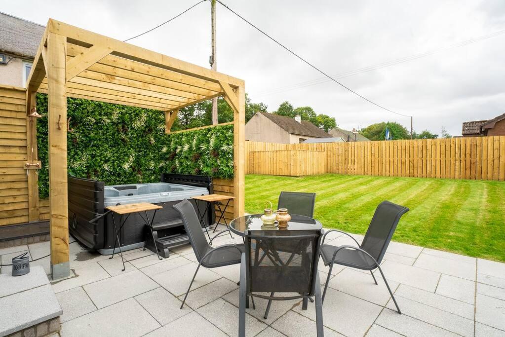 Cottage With Hot Tub Near Knockhill Saline エクステリア 写真